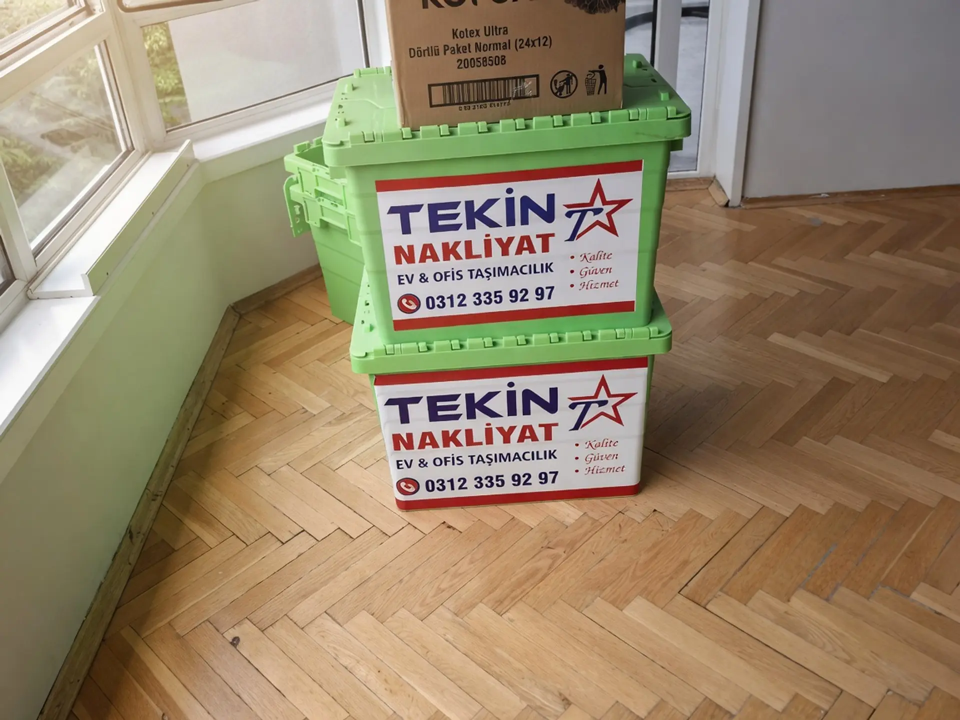Tekin Nakliyat logolu plastik taşıma kasaları ambalajlama için hazırlanmış