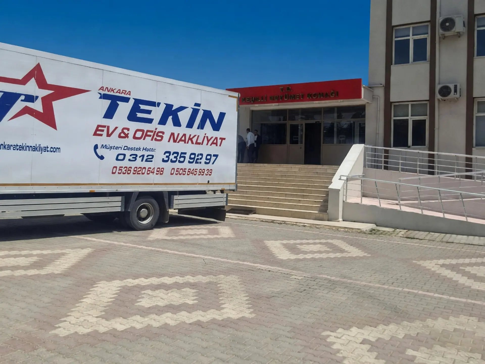 Tekin Nakliyat kamyonu kurumsal bina girişinde şube taşıması için hazır