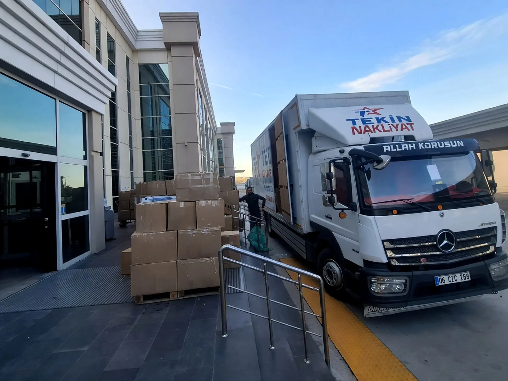 Yükleme rampasında kamyona taşınan stand kolileri