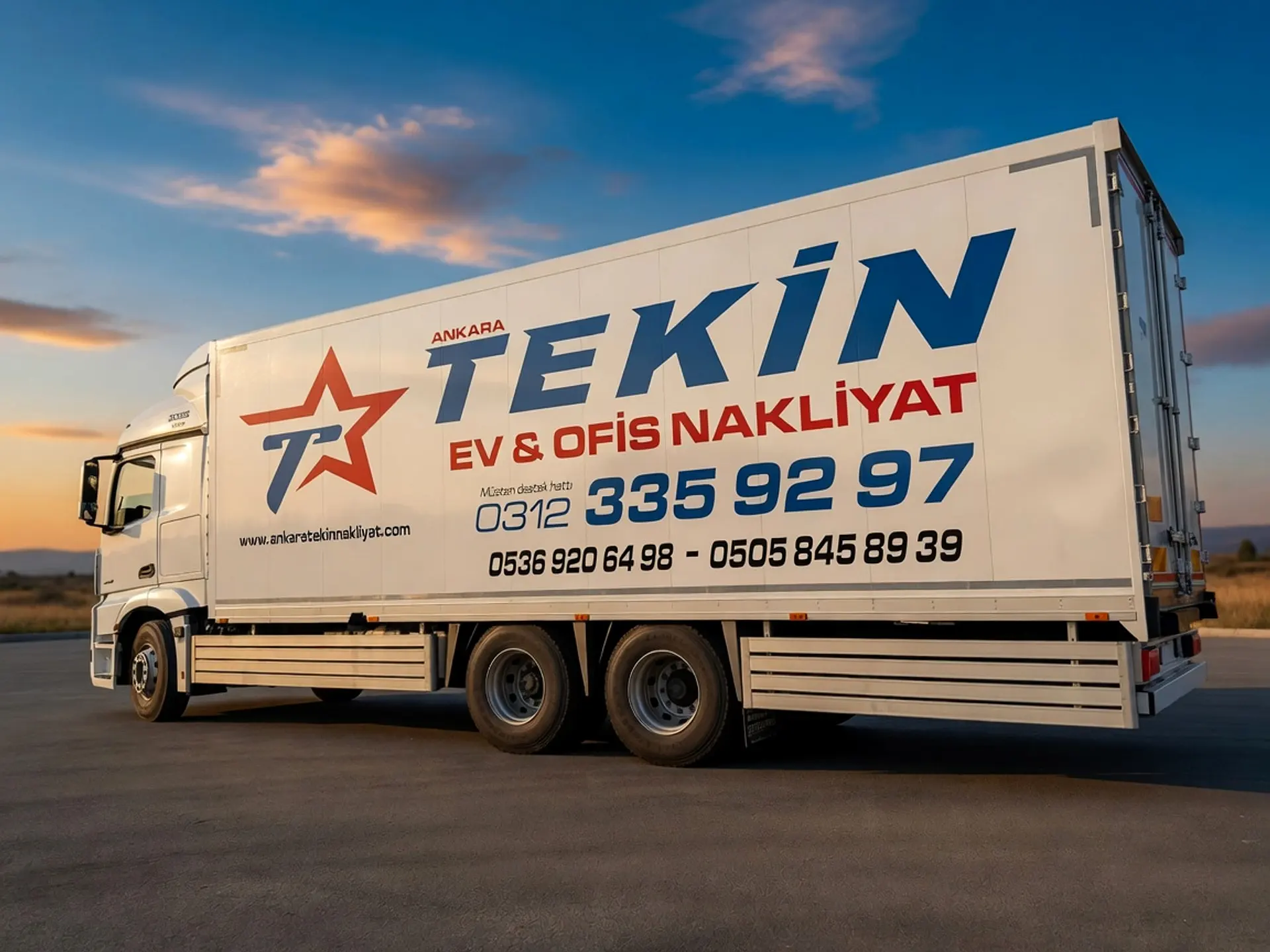 Tekin Nakliyat logolu kapalı kasa kamyonun yandan görünümü