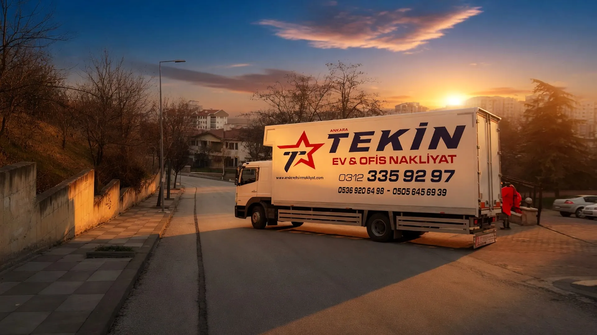 Tekin Nakliyat kamyonu gün batımında şehirler arası yola çıkıyor